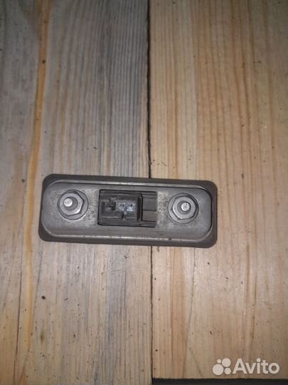 Кнопка открытия багажника Skoda Superb 2