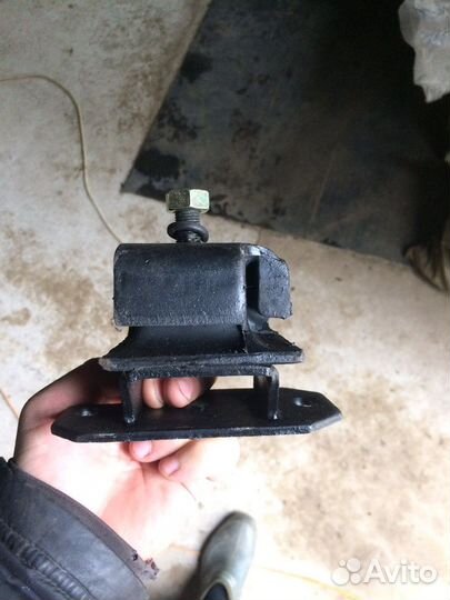 Подушка двигателя Isuzu, 4HF1. 4HG-1