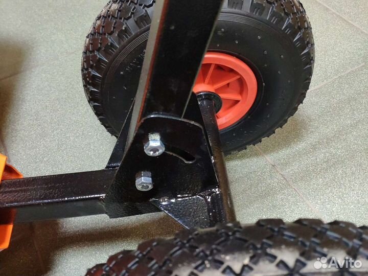 Лопата на колесах для снега