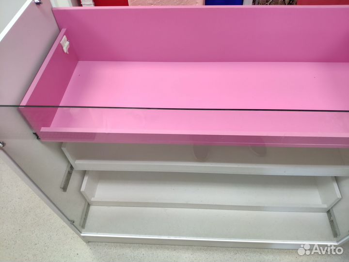 Витрина тумба бело-розовая