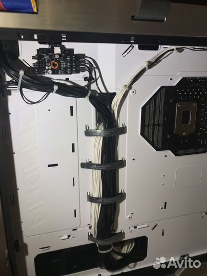 Asus rog strix helios gundam edition GX601