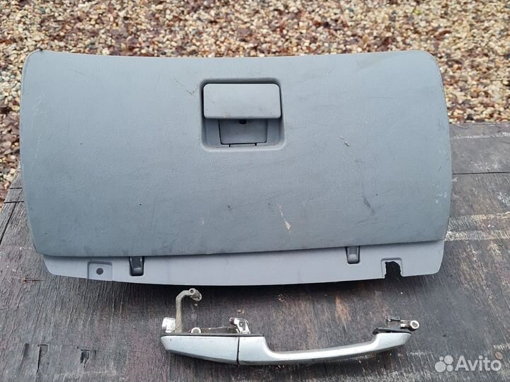 Бардачок и ручка двери