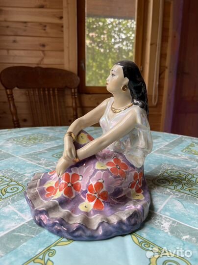 Фарфоровая статуэтка цыганка