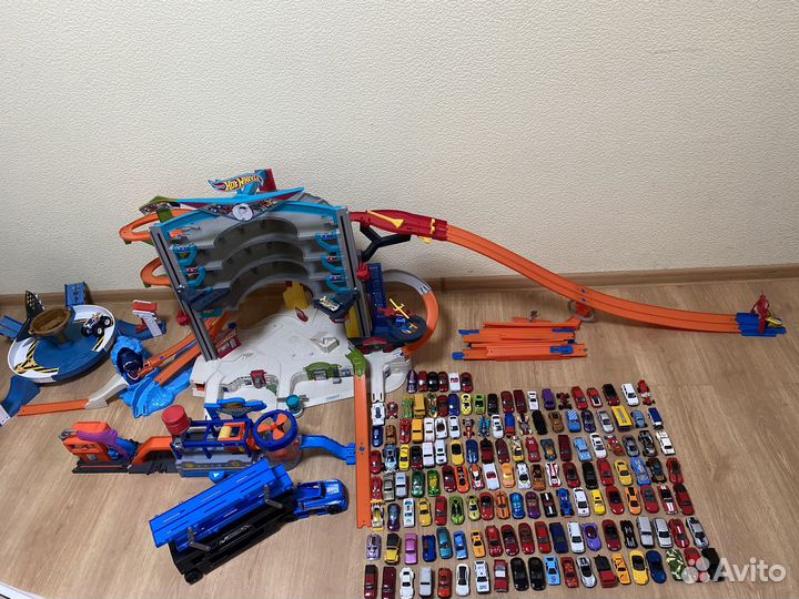 Мега парковка Hot Weels + мойка, машинки
