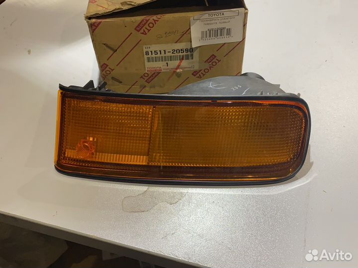 Поворотник правый Toyota 81511-20590