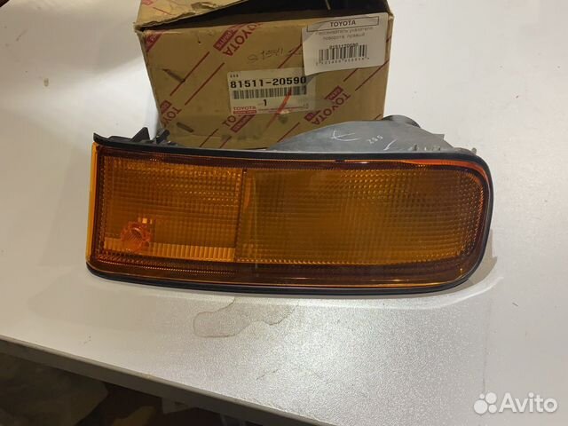 Поворотник правый Toyota 81511-20590