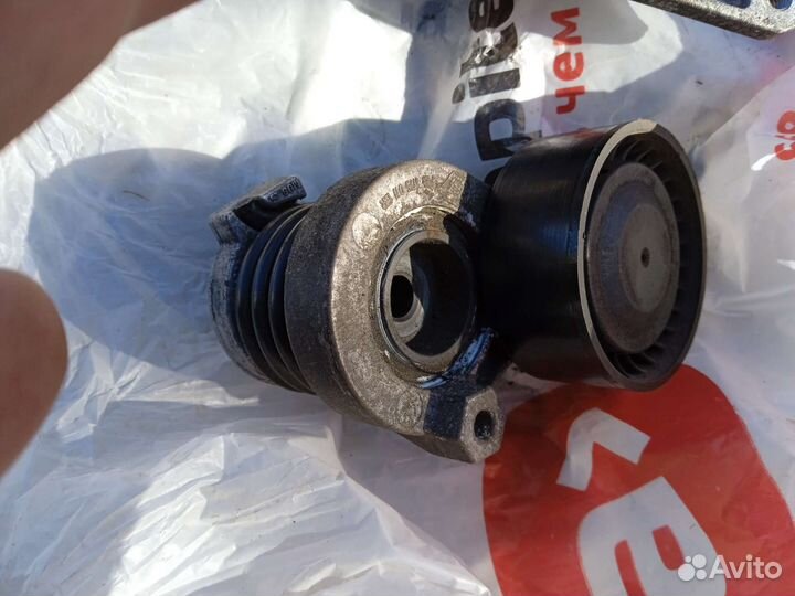 Помпа и натяжной ролик на двигатель к9к