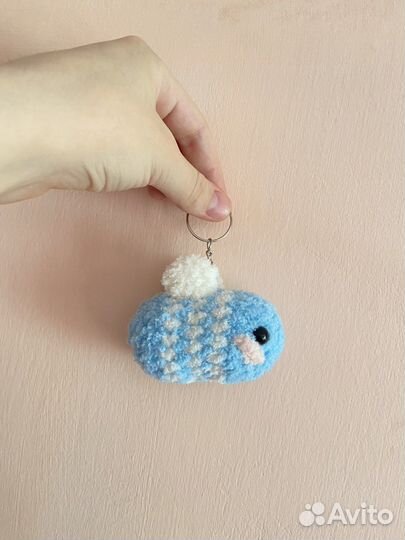 Вязаный брелок пчелка