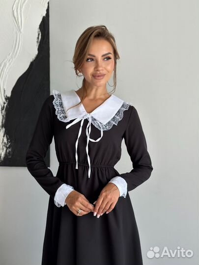 Черное платье с белым воротничком