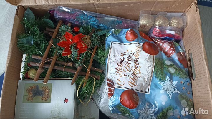 Новогодние гирлянды и игрушки