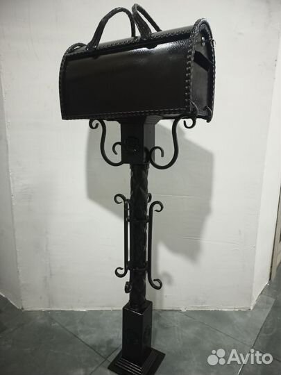 Почтовый ящик на стойке