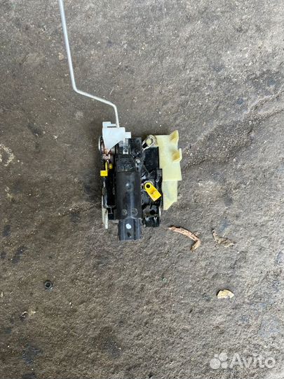 Замок боковой двери передний левый Renault Duster