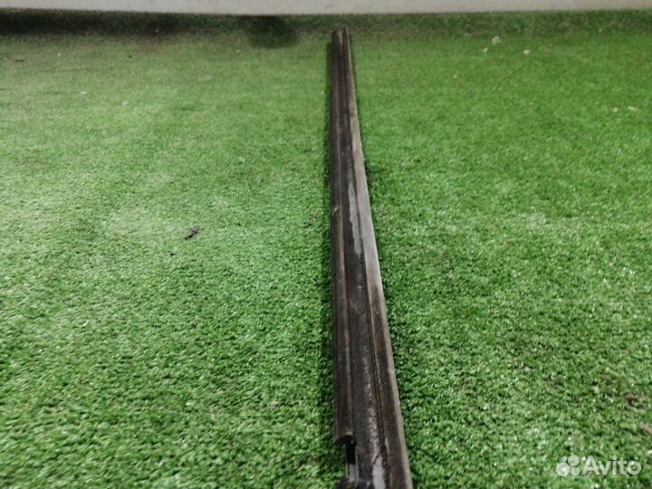 Уплотнитель стекла двери передний правый Nissan