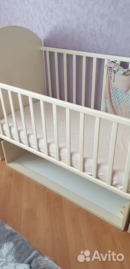 Детская кроватка с маятником