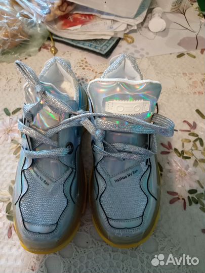 Кроссовки женские