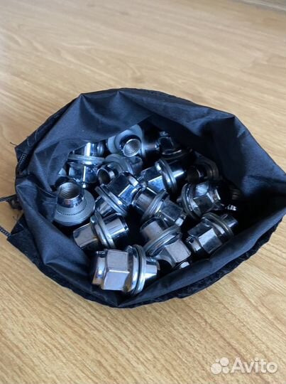 Фиксирующие гайки колес