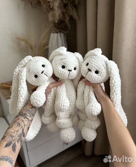 Зайка ручной работы (вязаный)