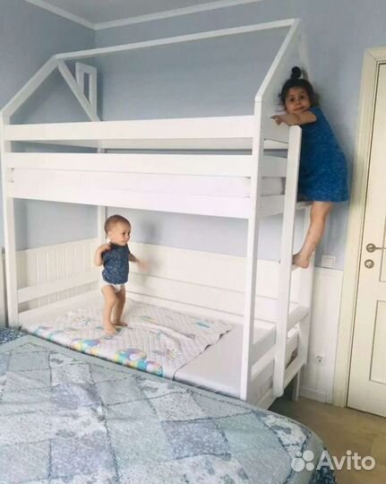 Двухэтажная, двухъярусная кровать