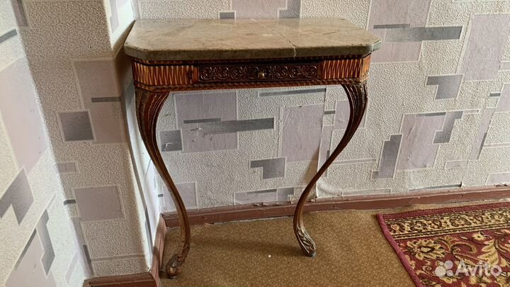 Туалетный столик с зеркалом и светильниками