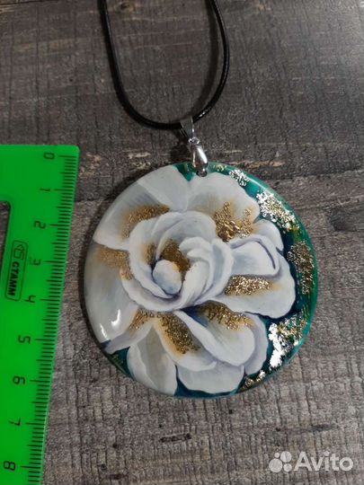 Подвеска кулон Пион из перламутра с росписью