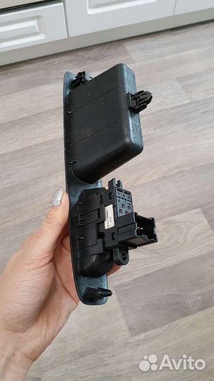 Кнопка стеклоподъемника правая Nissan Qashqai J10