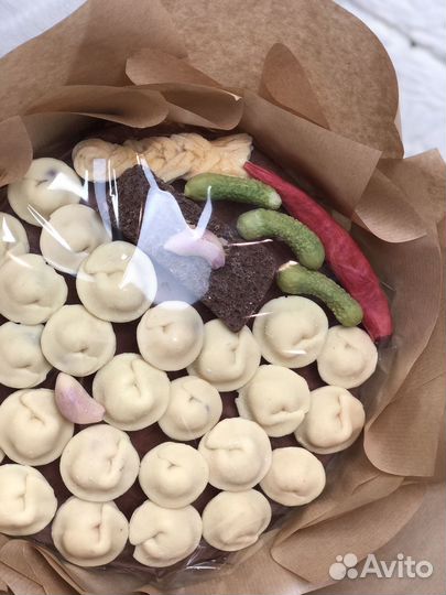 Шоколадные пельмени, огурцы.мужской букет