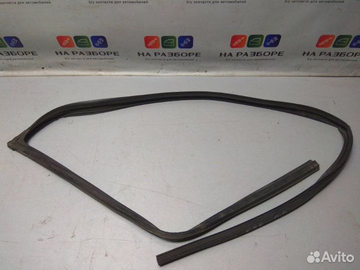 Уплотнительная резинка стекла двери передняя левая