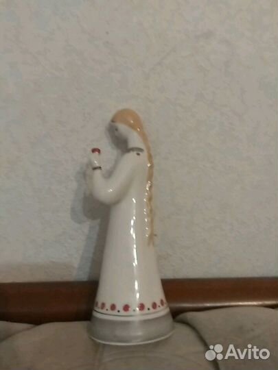 Аленький цветочек. Гжель. Фарфоровая статуэтка