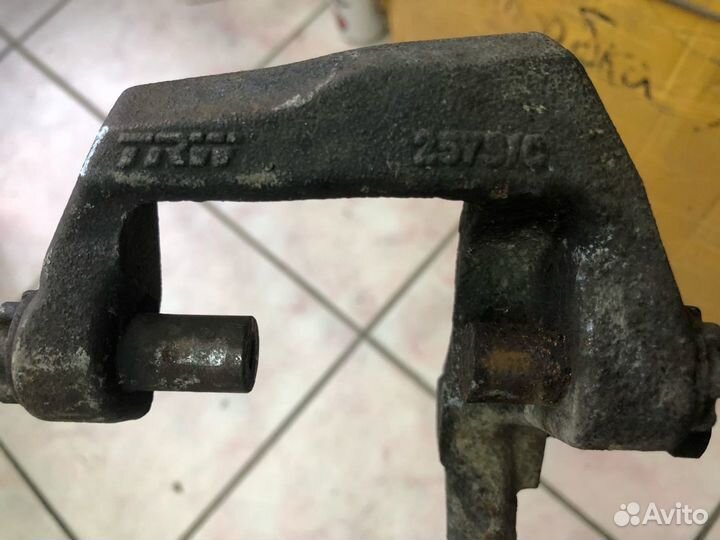 Скоба переднего суппорта Mercedes W212 E212