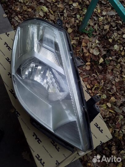 Фара на Nissan Tiida правая