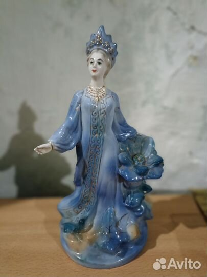 Фарфоровая статуэтка