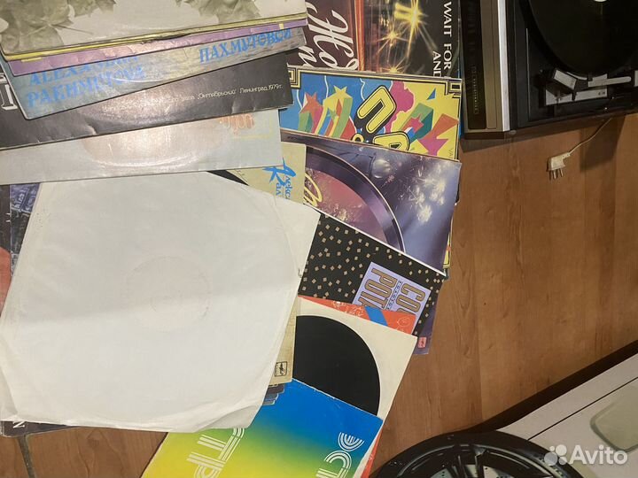 Проигрыватель винила с пластинками