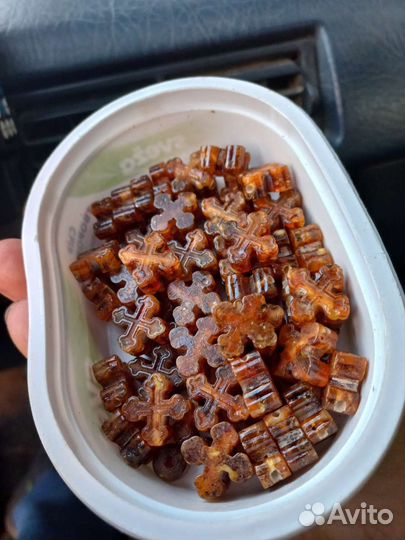 Крестики из янтаря