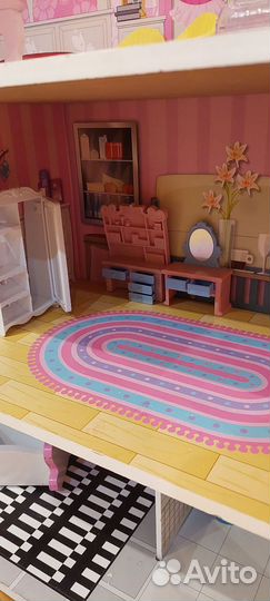 Кукольный домик с мебелью