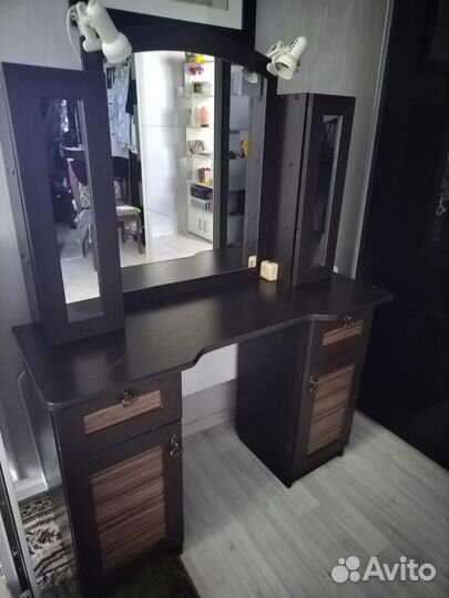 Макияжный столик