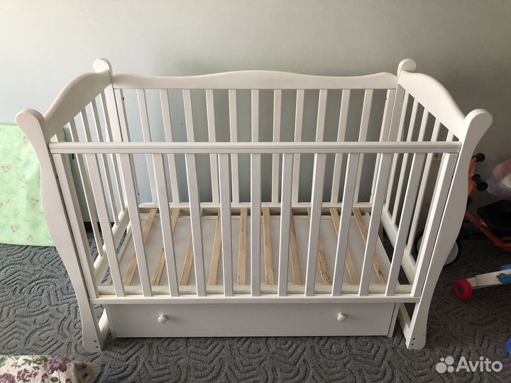 Детская кроватка с маятником и ящиком