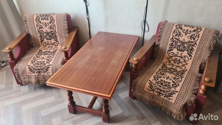 Кресло и стол