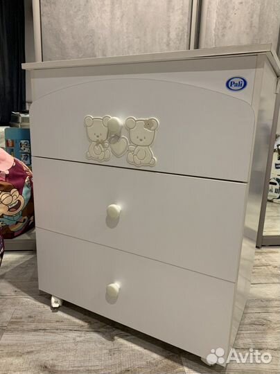 Детская кроватка и комод