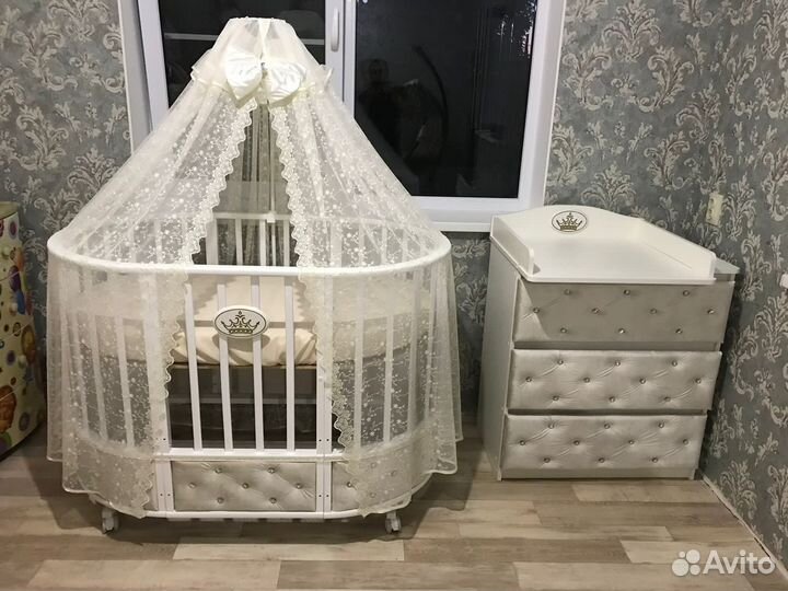 Детская кроватка круглая овальная с маятником