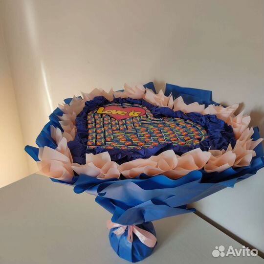 Букет Валентинка из жевачек Love is на 14 февраля