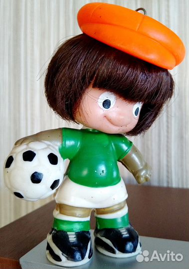 Статуэтки, брелки и стеклянные шары