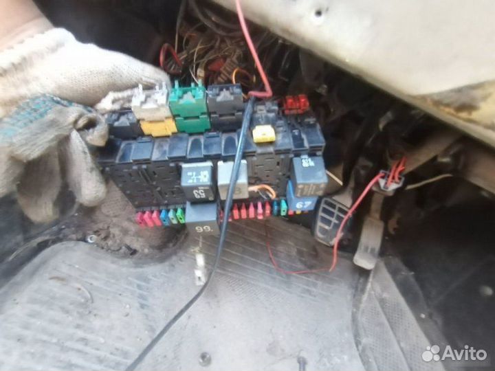 Блок предохранителей Volkswagen Vento 1993