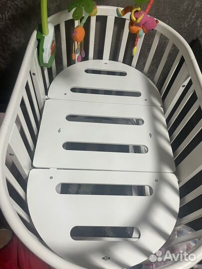 Детская кроватка с маятником