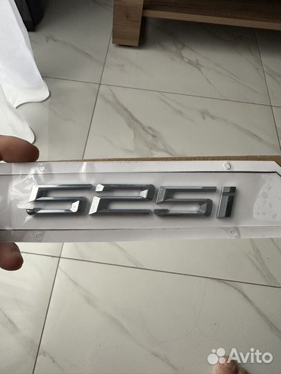 Шильдик bmw 525i