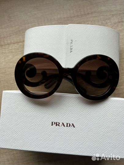 Солнечные очки Prada