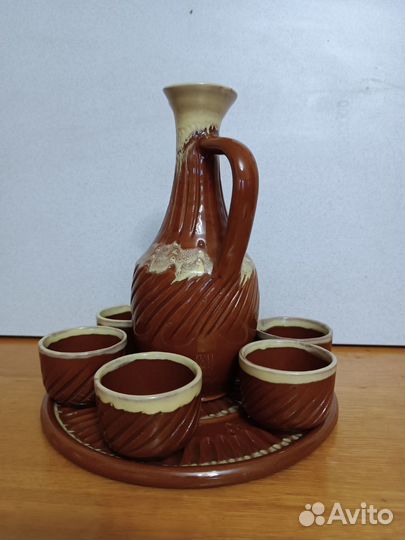 Глиняный кувшин с бокалами для вина (Болгария)