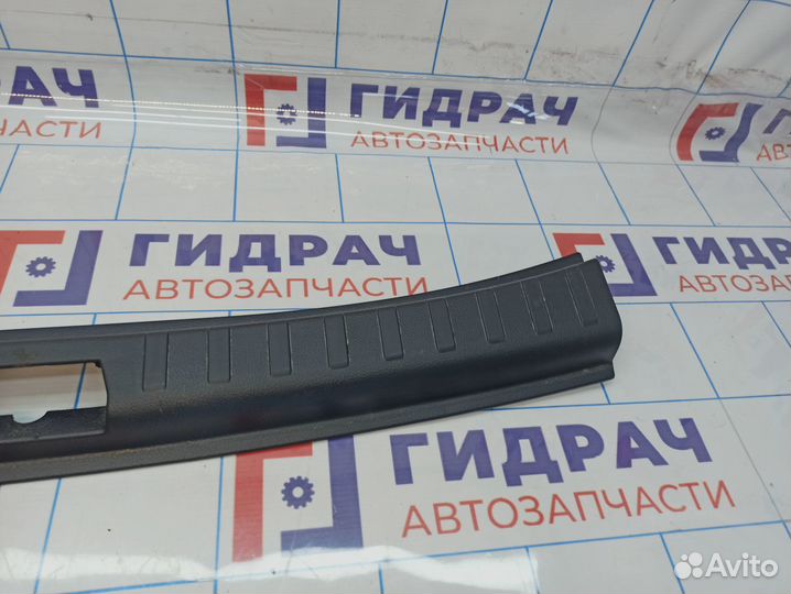 Обшивка багажника на заднюю панель Land Rover Freelander II (L359) LR002102