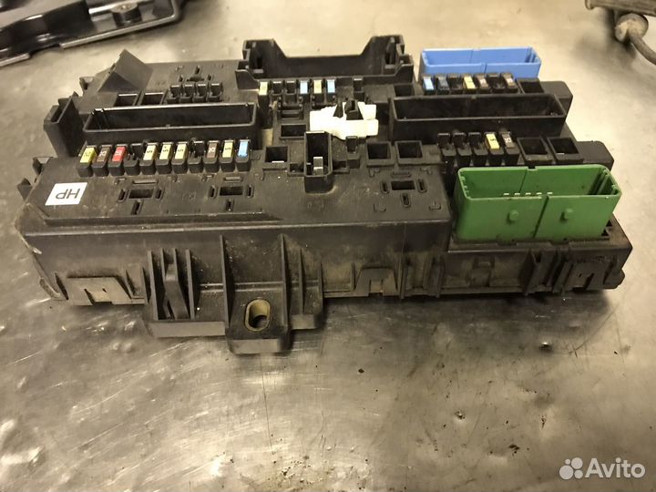 Бок предохранителей задний Opel Astra H Zafira B