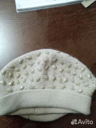 Тёплый берет со стразами