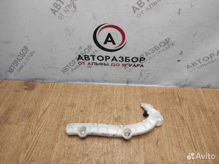 Кронштейн переднего бампера правый mitsubishi Ou